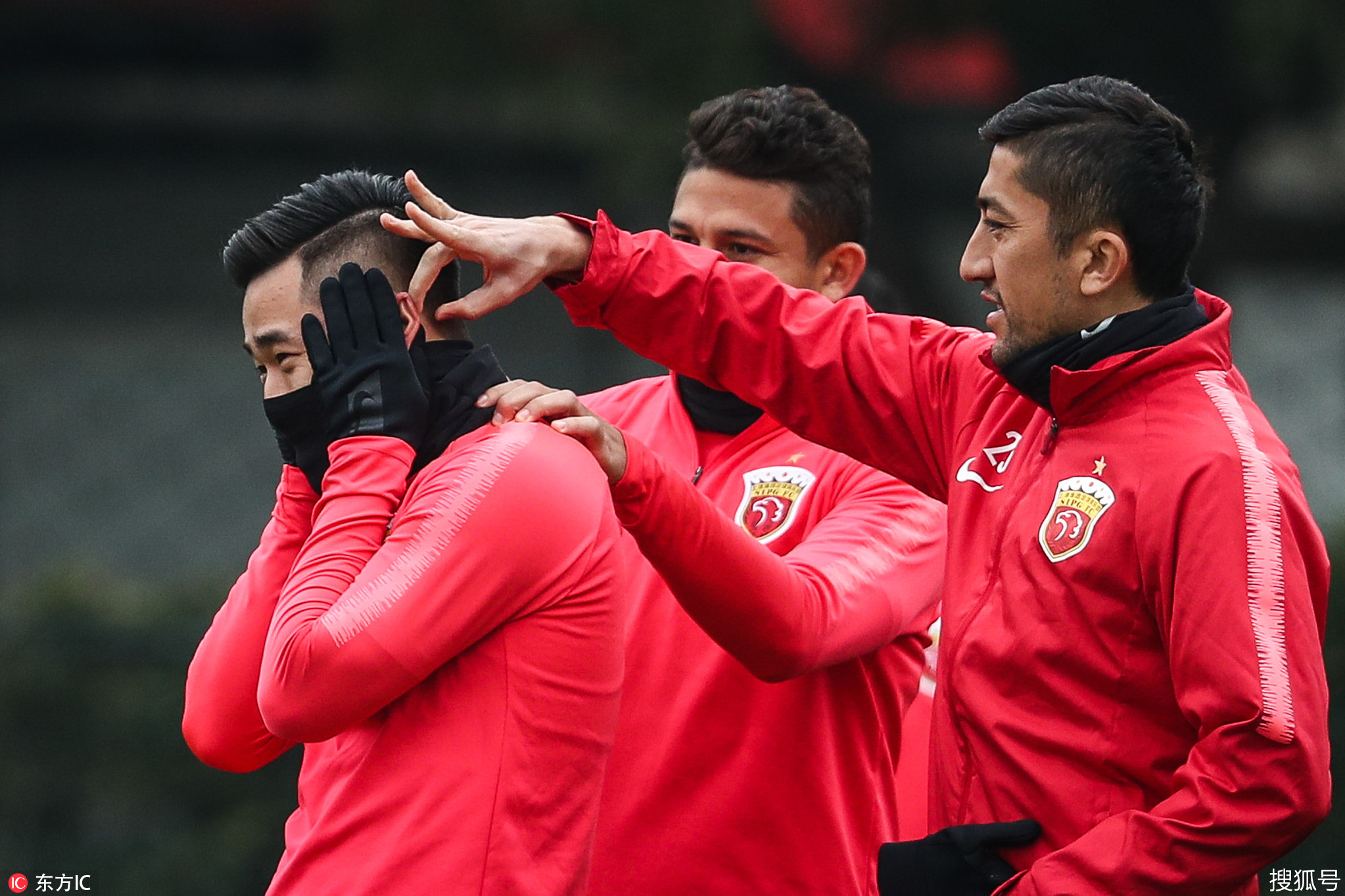 上海上港球员集结备战亚冠比赛,全力争胜的简单介绍 上海上港球员集结备战亚冠比赛,全力争胜的简单介绍