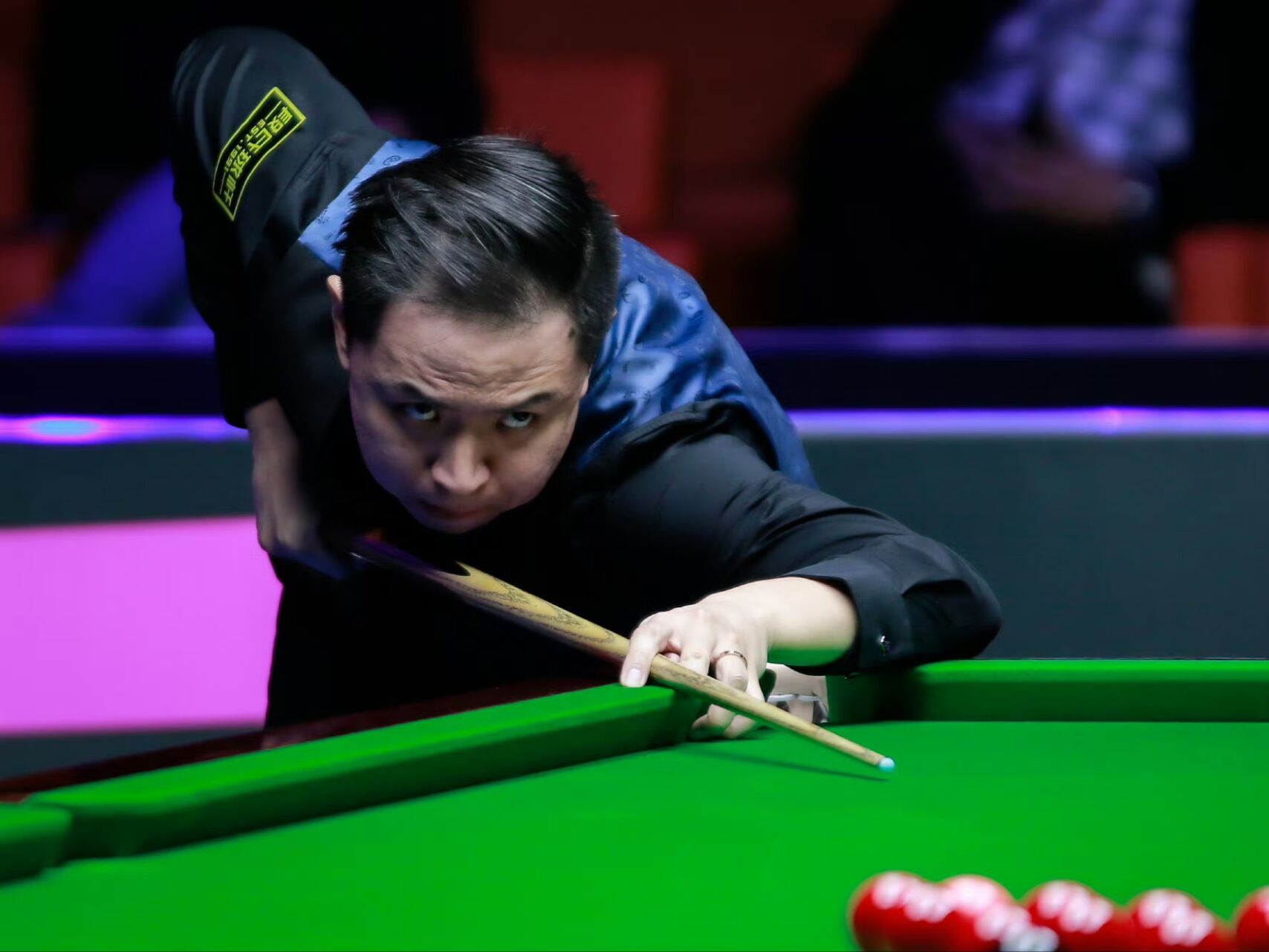 选手在比赛中脚踏实地，稳扎稳打