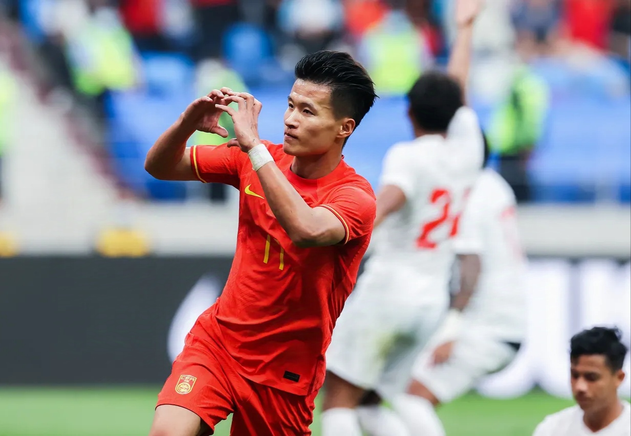 足球比赛现场球员奋勇拼搏，精气神的简单介绍