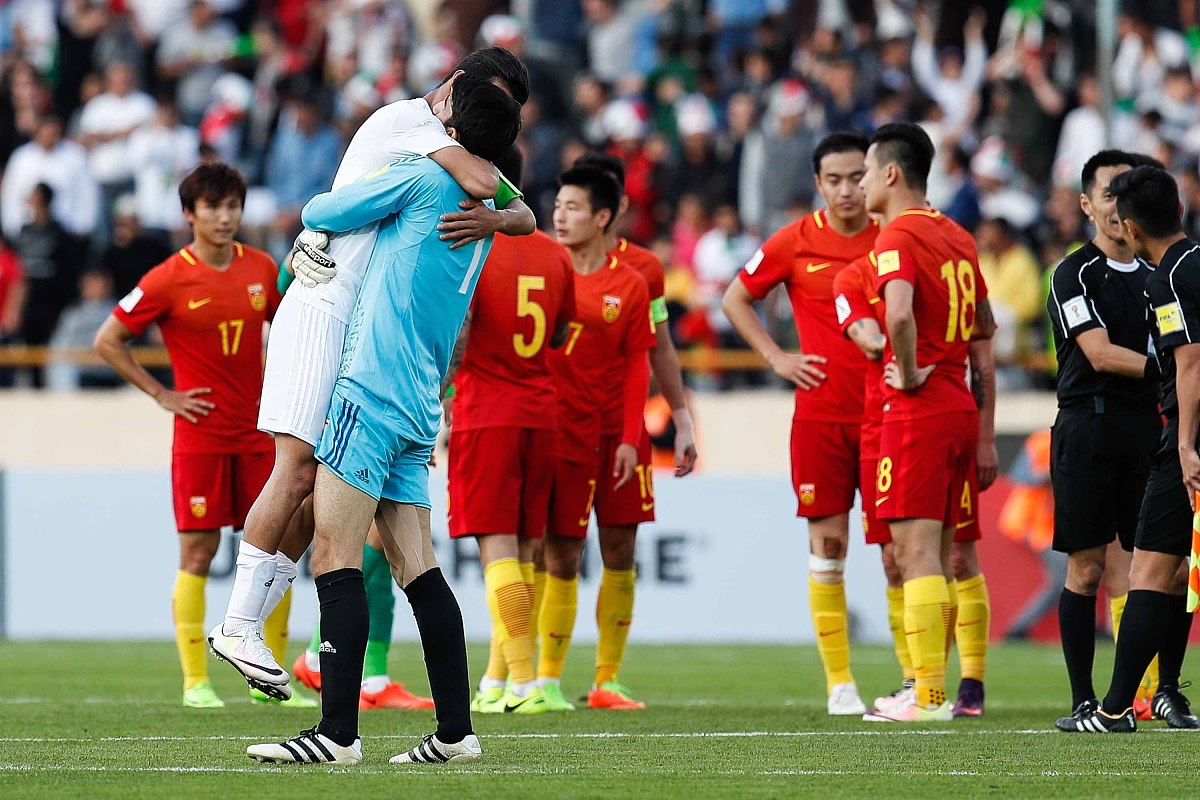 PG电子娱乐在线-精彩足球比赛过后，球员们互致掌声