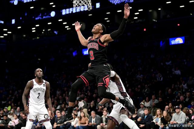 包含公牛横扫新疆队，拉文状态火热的词条