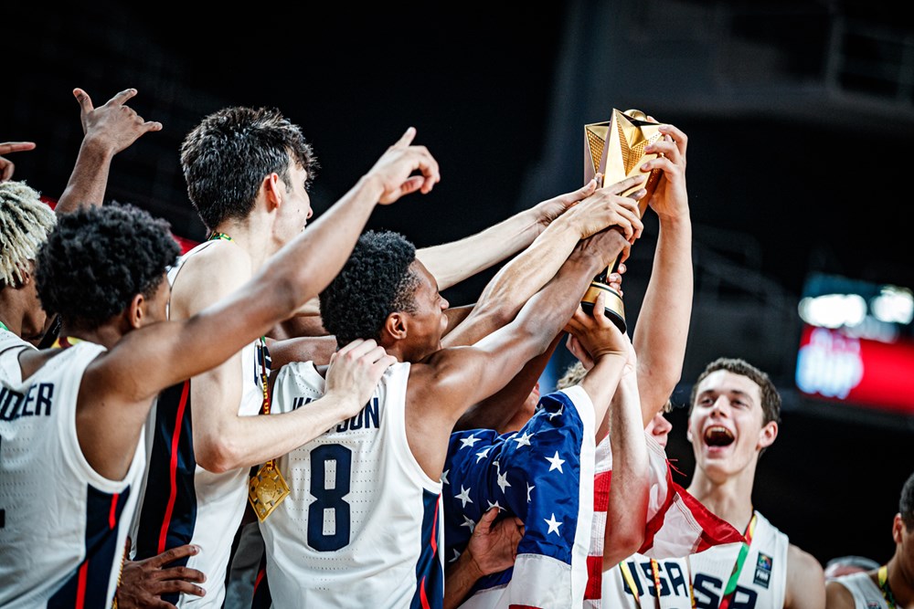 日本羽毛球队险胜法国羽毛球队，安赛龙三分雨点燃全场的简单介绍