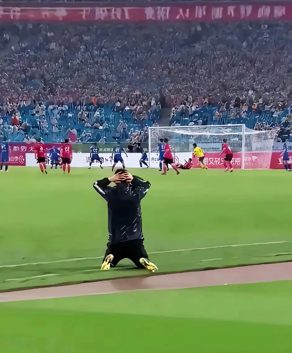 里昂后卫犯规惨遭红牌,球队战力削弱 里昂后卫犯规惨遭红牌,球队战力削弱