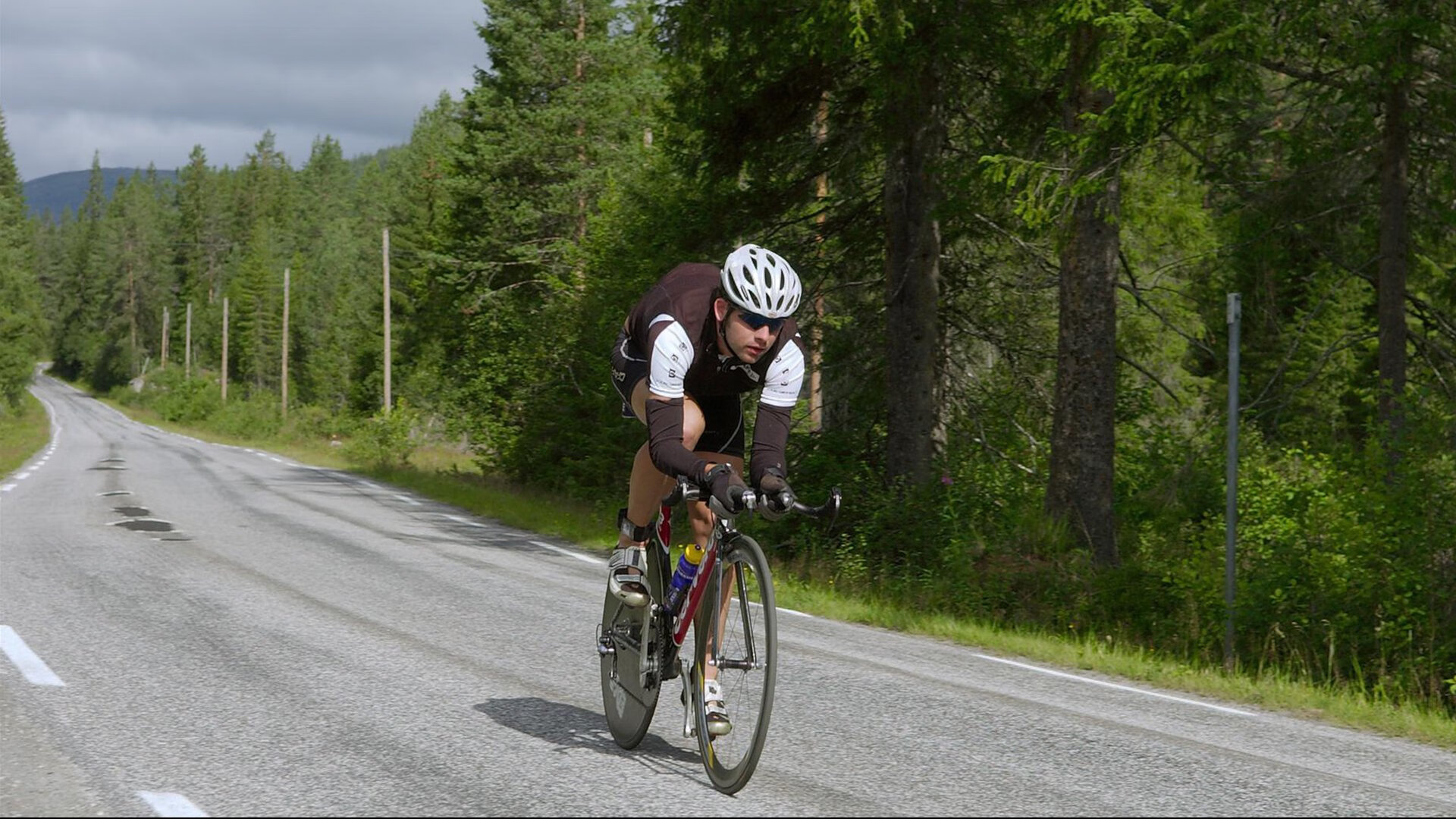 赛道上的心跳，塞恩斯点燃赛场，哈斯车队险胜索伯车队