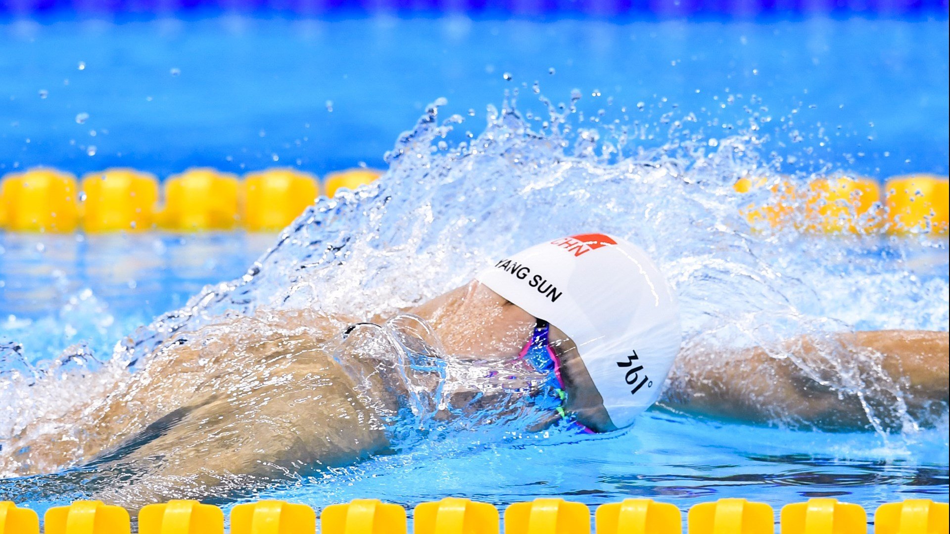 赛道风云，阿斯顿马丁完胜红牛二队，塞恩斯惊艳四座